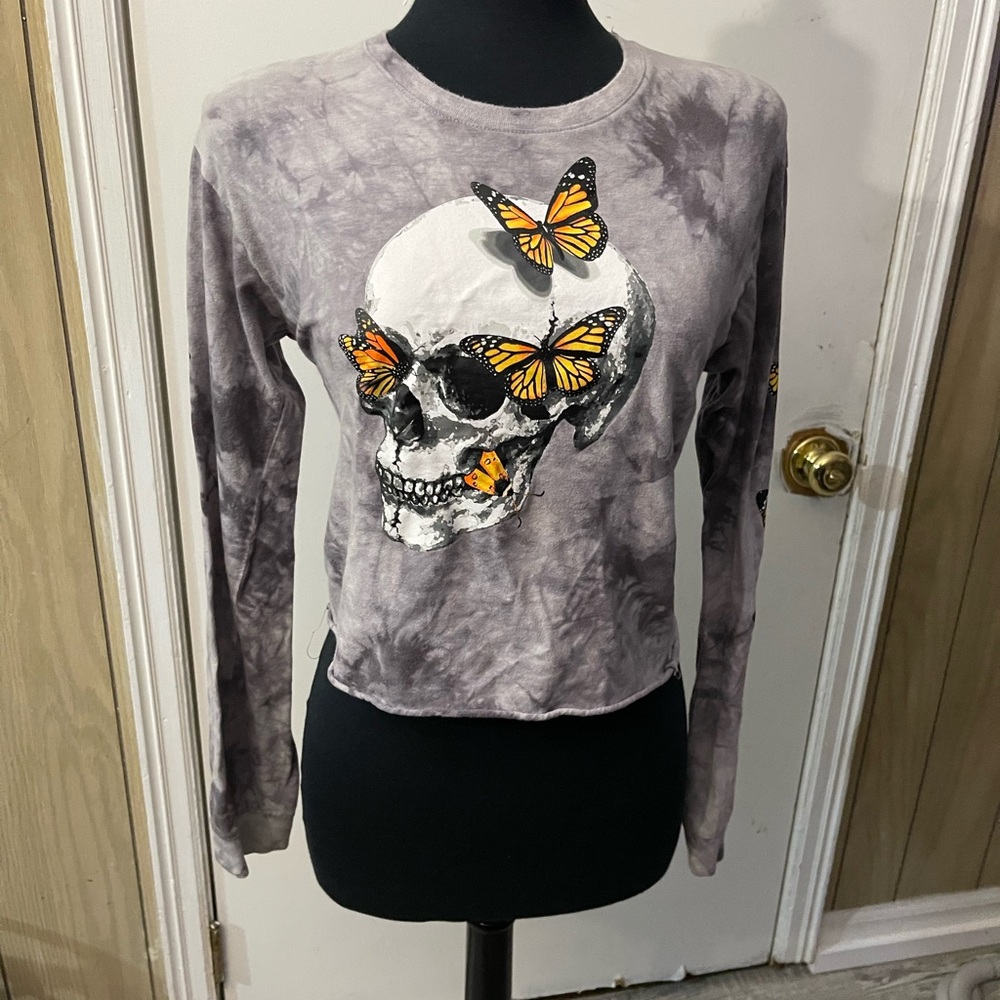 Rue21 Gray Tie-Dye Crop Top with Skull and Butterfly Design